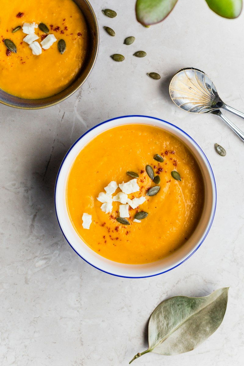 Deux bols de soupe garnis de graines, repas simple et rassasiant